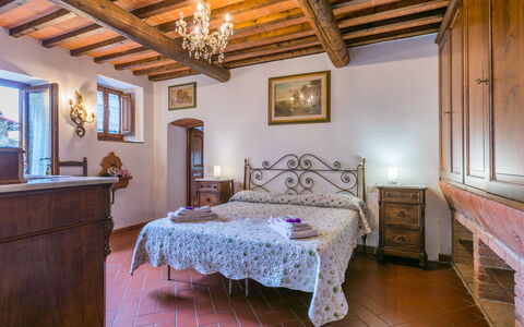 Greve in Chianti 620: Jour, Bâtiment, Ciel, Bleu Azur, Fenêtre, Architecture, Table, Condominium, Bois, Rayonnage