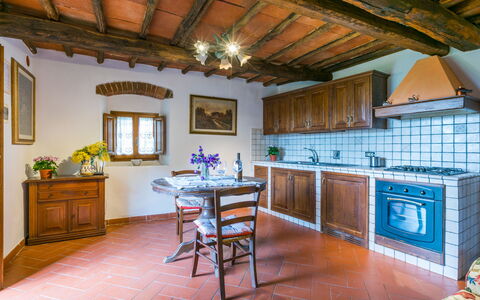 Greve in Chianti 620: Jour, Bâtiment, Ciel, Bleu Azur, Fenêtre, Architecture, Table, Condominium, Bois, Rayonnage