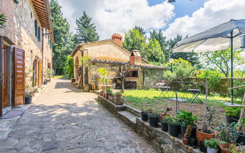 Greve in Chianti 620: Plante, Nuage, Ciel, Bâtiment, Pot De Fleur, Fenêtre, Plante D'Appartement, Arbre, Quartier, Fleur