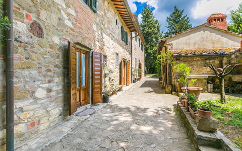 Greve in Chianti 620: Plante, Bâtiment, Fenêtre, Ciel, Nuage, Infrastructure, Surface De La Route, Maison, Chalet, Arbre