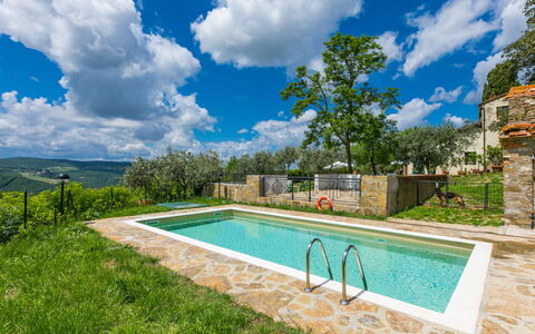 Greve in Chianti 620: Nuage, L'Eau, Plante, Ciel, Piscine, Bâtiment, Arbre, Lot Terre, Paysage Naturel, Loisir