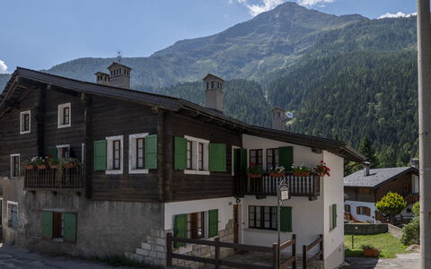 Incanto Walser Apartments Ronco: Ciel, Bâtiment, Fenêtre, Nuage, Montagne, Plante, Maison, Montagnes, Chalet, Zone Résidentielle