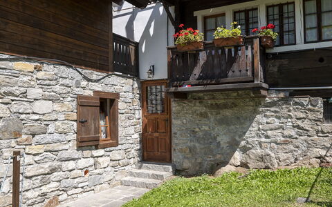 Incanto Walser Apartments Ronco: Bâtiment, Fenêtre, Plante, Porte, Bois, Fleur, Maison, Chalet, Zone Résidentielle, Plante D'Appartement