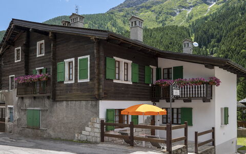 Incanto Walser Apartments Ronco: Bâtiment, Propriété, Fenêtre, Ciel, Plante, Montagne, Maison, Chalet, Zone Résidentielle, Quartier