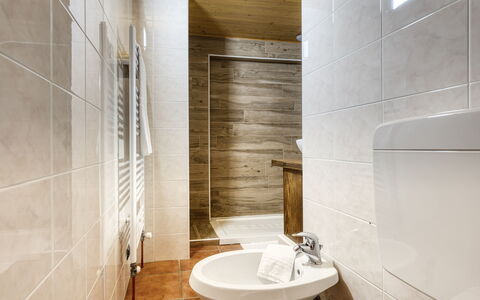 Incanto Walser Apartments Ronco: Marron, Robinet, Luminaire Plomberie, Évier, Lavabo, Salle De Bains, Bois, Design Intérieur, Sol, Sol