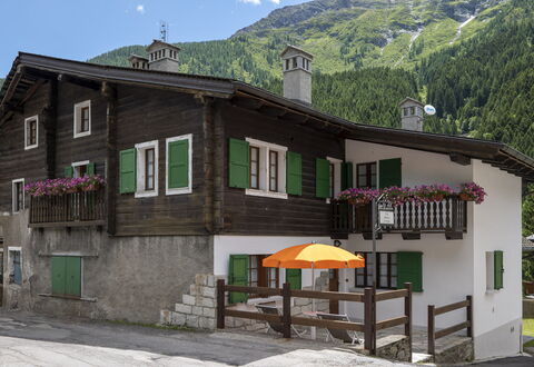 Incanto Walser Apartments Ronco: Bâtiment, Propriété, Fenêtre, Ciel, Plante, Montagne, Maison, Chalet, Zone Résidentielle, Quartier