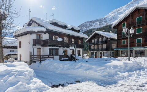 Appartamento Piazza Centrale: Ciel, Neige, Bâtiment, Propriété, Fenêtre, Maison, Montagne, Arbre, Architecture, Pente