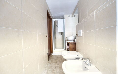 Appartamento Piazza Centrale: Robinet, Luminaire Plomberie, Propriété, Lavabo, Évier, Salle De Bains, Bâtiment, Toilette, Design Intérieur, Sol