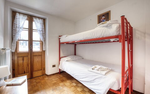 Appartamento Piazza Centrale: Fenêtre, Confort, Bois, Cadre De Lit, Bâtiment, Lit, Sol, Immobilier, Dur