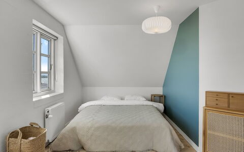 Birtir - 200M from the Sea: Chambre, Design Intérieur, Lit, Mur, Sol, Sol, Bois, Plafond, Meubles, Literie