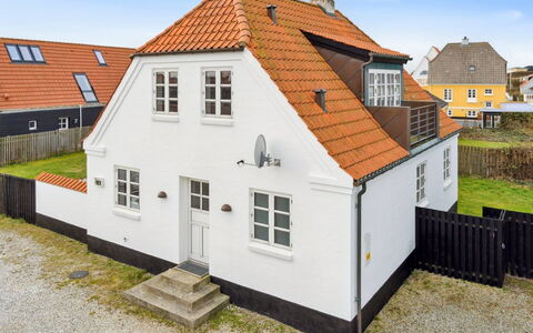 Birtir - 200M from the Sea: Bâtiment, Fenêtre, Maison, Toit, Domicile, Architecture, Zone Résidentielle, Chalet, Biens, Daylighting