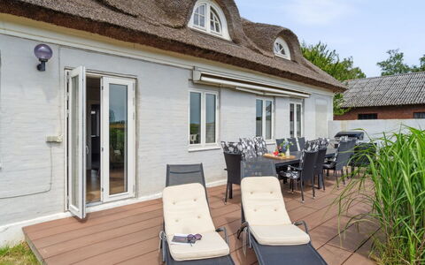 Fridgerd - 4.8Km from the Sea: Meubles, Design Intérieur, Sol, Sol, Plafond, Pièce, Chaise, Table, Appartement, Table Cuisine Et Salle A Manger