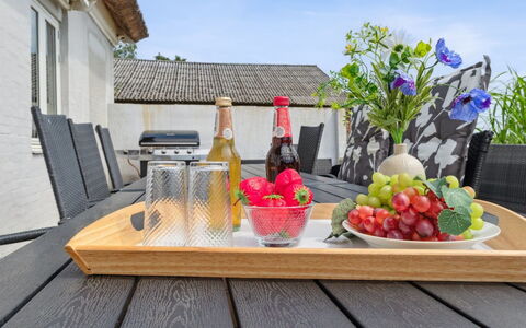Fridgerd - 4.8Km from the Sea: Meubles, Design Intérieur, Sol, Sol, Plafond, Pièce, Chaise, Table, Appartement, Table Cuisine Et Salle A Manger
