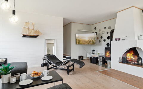 Fridgerd - 4.8Km from the Sea: Meubles, Design Intérieur, Sol, Sol, Plafond, Pièce, Chaise, Table, Appartement, Table Cuisine Et Salle A Manger