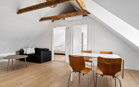 Fridgerd - 4.8Km from the Sea: Meubles, Design Intérieur, Sol, Sol, Plafond, Pièce, Chaise, Table, Appartement, Table Cuisine Et Salle A Manger