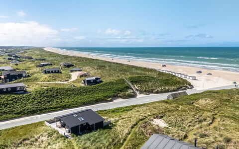 Fatlinda - 50M from the Sea: Toit, Domicile, Maison, Siding, Chalet, Composite, Porte, Fenêtre À Guillotine, Biens, Cheminée