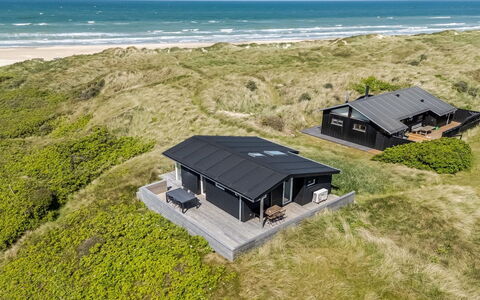 Fatlinda - 50M from the Sea: Toit, Domicile, Maison, Siding, Chalet, Composite, Porte, Fenêtre À Guillotine, Biens, Cheminée