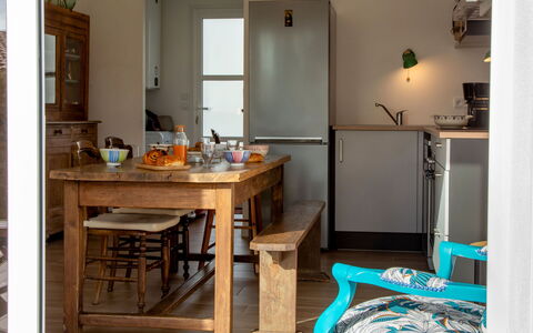 Ty Gwen: Table, Cabinetry, Design Intérieur, Bois, Fenêtre, Sol, Sol, Mur, Bâtiment