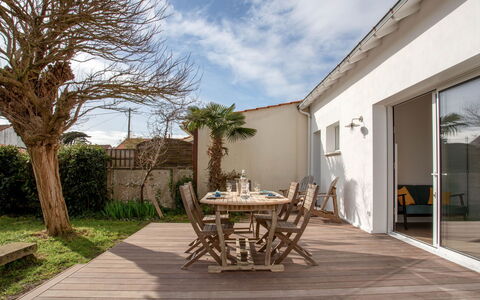 Ty Gwen: Ciel, Plante, Nuage, Meubles, Bâtiment, Bois, Arbre, Ombre, Table, Design Intérieur