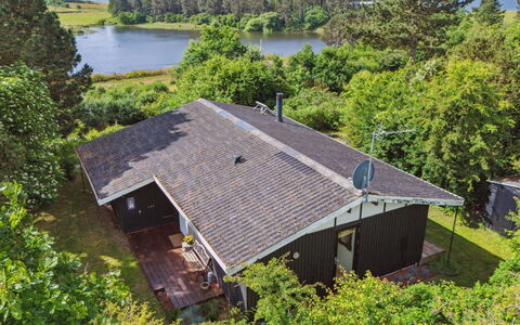 Stygg - 400M from the Sea: Toit, Maison, Domicile, Chalet, Siding, Biens, Allée, Batiments Jardin, Cour, Cabanon