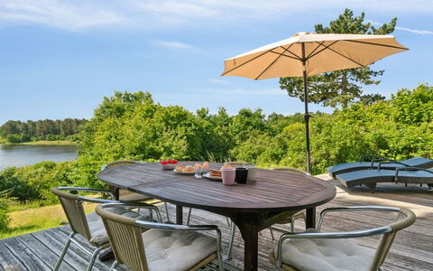 Stygg - 400M from the Sea: Toit, Maison, Domicile, Chalet, Siding, Biens, Allée, Batiments Jardin, Cour, Cabanon