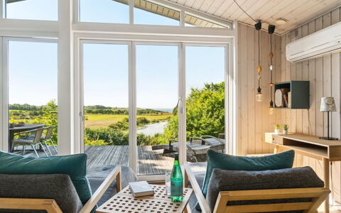 Stygg - 400M from the Sea: Toit, Maison, Domicile, Chalet, Siding, Biens, Allée, Batiments Jardin, Cour, Cabanon