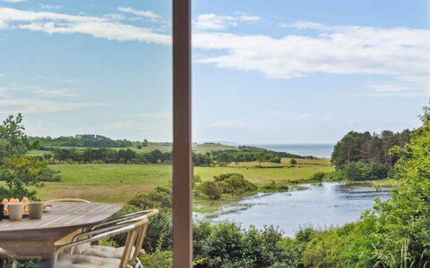 Stygg - 400M from the Sea: Toit, Maison, Domicile, Chalet, Siding, Biens, Allée, Batiments Jardin, Cour, Cabanon