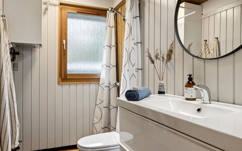 Sofja - 175M to the Fjord: Design Intérieur, Sol, Luminaire Plomberie, Salle De Bains, Sol, Pièce, Plomberie, Robinet, Armoire De Toilette, Évier