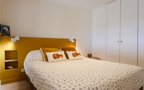 Le Carrousel des Sports: Lit, Meubles, Design Intérieur, Chambre, Mur, Drap De Lit, Literie, Jaune, Sol, Bois