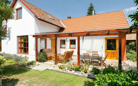 Magnolia: Plante, Bâtiment, Ciel, Fenêtre, Nuage, Maison, Arbre, Lot Terre, Porte, Chalet