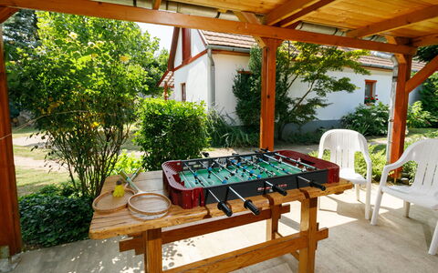 Magnolia: Table, Plante, Meubles, Bâtiment, Tableau De Plein Air, Bois, Mobilier De Jardin, Ombre, Arbre, Design Intérieur