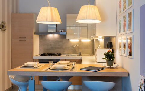Borghouse: Meubles, Design Intérieur, Cuisine, Luminaire, Sol, Bois, Comptoir, Plafond, Chaise, Sol