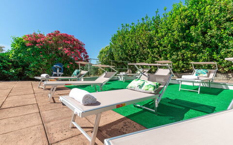 Villa La Pagliarina: Ciel, Plante, Mobilier De Jardin, Ombre, Design Urbain, Herbe, Extérieur Banc, Tableau De Plein Air, Loisir, Paysage