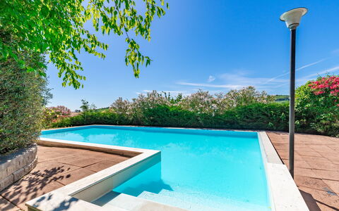 Villa La Pagliarina: L'Eau, Ciel, Plante, Propriété, Piscine, Éclairage Public, Nuage, Bleu Azur, Rectangle, Ombre