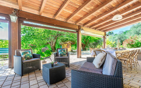 Villa La Pagliarina: Meubles, Plante, Bleu Azur, Ombre, Bois, Chaise, Sol, Loisir, Arbre, Chalet