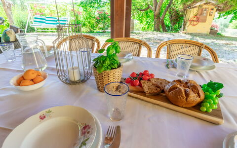 Villa La Pagliarina: Aliments, Vaisselle, Vert, Table, Vaisselle, Plante, Assiette, Textile, Design Intérieur, Bois