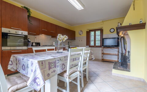 Villa La Pagliarina: Meubles, Table, Cabinetry, Comptoir, Bois, Éclairage, Architecture, Chaise, Design Intérieur, Cuisine