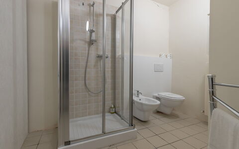 Villa La Pagliarina: Luminaire Plomberie, Porte De Douche, Salle De Bains, Tete De Douche, Douche, Fenêtre, Bâtiment, Design Intérieur, Porte