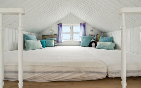 Ofrath - 5M from the Sea: Meubles, Design Intérieur, Sol, Sol, Mur, Chambre, Bois, Lit, Plafond, Textile