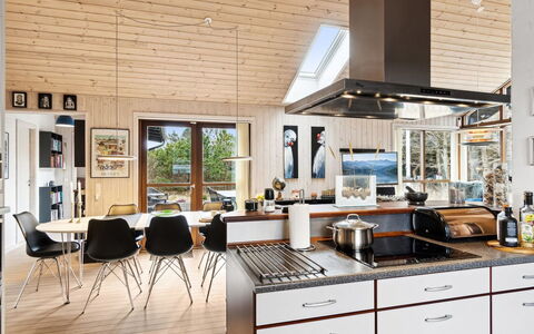 Nannah - 100M from the Sea: Cuisine, Meubles, Design Intérieur, Bois, Comptoir, Sol, Plafond, Appareil De Cuisine, Chaise, Table Cuisine Et Salle A Manger