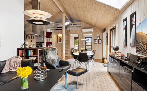 Nannah - 100M from the Sea: Design Intérieur, Bois, Plafond, Meubles, Sol, Salon, Sol, Canapé, Éclairage, Luminaire