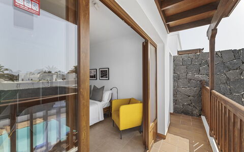 Villa Rosa: Nuage, Ciel, L'Eau, Fenêtre, Ombre, Plan D'Eau, Bois, Immobilier, Teintes Et Ombres, Loisir