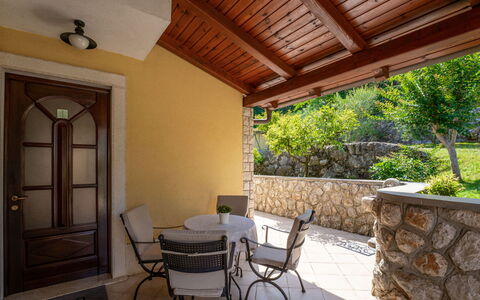 Villa Valy: Plante, Propriété, Bâtiment, Bois, Éclairage, Design Intérieur, Ombre, Plante D'Appartement, Chaise, Porte