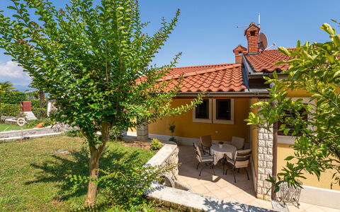 Villa Valy: Plante, Ciel, Fenêtre, Bâtiment, Maison, Zone Résidentielle, Chalet, Zone Rurale, Arbre, Ombre