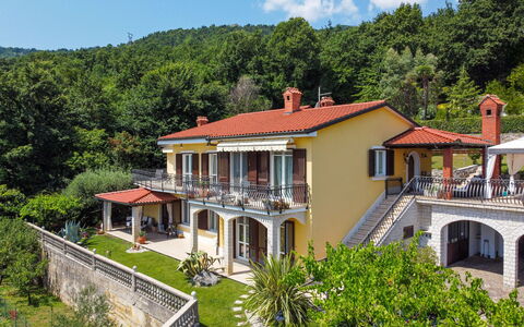 Villa Valy: Plante, Bâtiment, Propriété, Fenêtre, Ciel, Nuage, Arbre, Maison, Immobilier, Zone Résidentielle