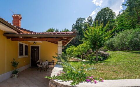Villa Valy: Plante, Ciel, Nuage, Bâtiment, Fenêtre, Pot De Fleur, Arbre, Maison, Lot Terre, Chaise