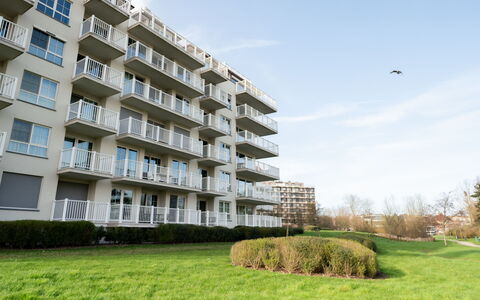Whispering Waves with Parking & Terrace: Ciel, Bâtiment, Nuage, Jour, Fenêtre, Plante, Lot Terre, Végétation, Architecture, Design Urbain