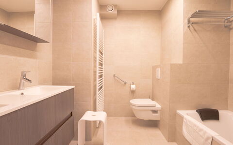 Whispering Waves with Parking & Terrace: Marron, Lavabo, Luminaire Plomberie, Bâtiment, Robinet, Évier, Salle De Bains, Design Intérieur, Sol