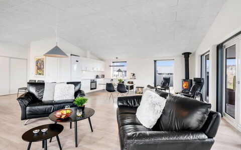 Dorrit - 1.2Km from the Sea: Plafond, Design Intérieur, Meubles, Sol, Domicile, Appartement, Salon, Canapé, Pièce