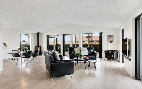 Dorrit - 1.2Km from the Sea: Sol, Design Intérieur, Plafond, Bois, Sol, Meubles, Pièce, Chaise, Luminaire, Salon